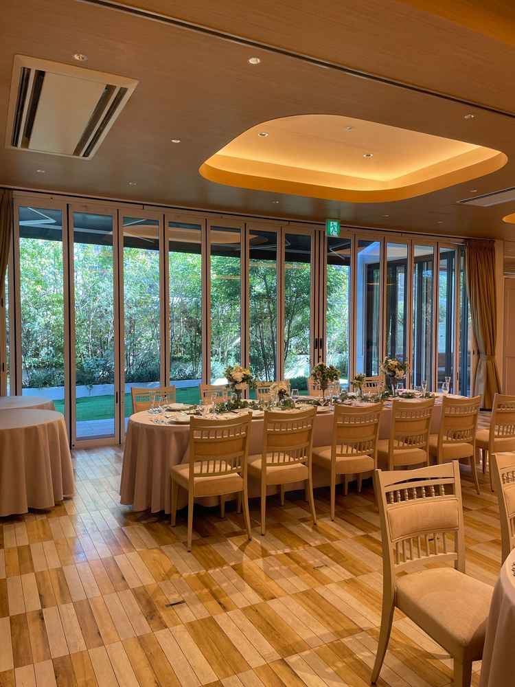 披露宴会場。楕円の机が珍しく、友達同士でワイワイ出来そうで良い。