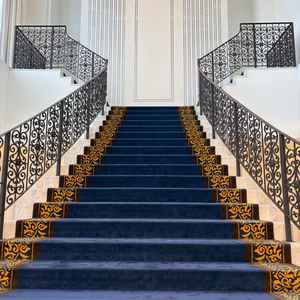 フラワーシャワーが可能な大階段の写真です。ゲストは挙式会場からエレベーターで1階降りてもらう形です。