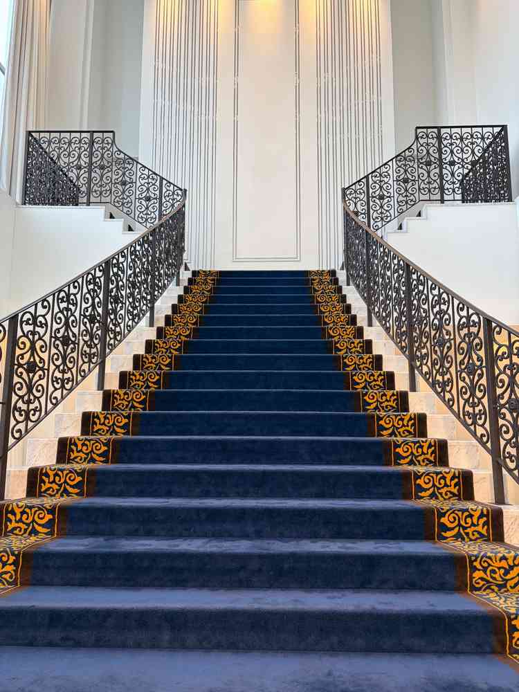 フラワーシャワーが可能な大階段の写真です。ゲストは挙式会場からエレベーターで1階降りてもらう形です。