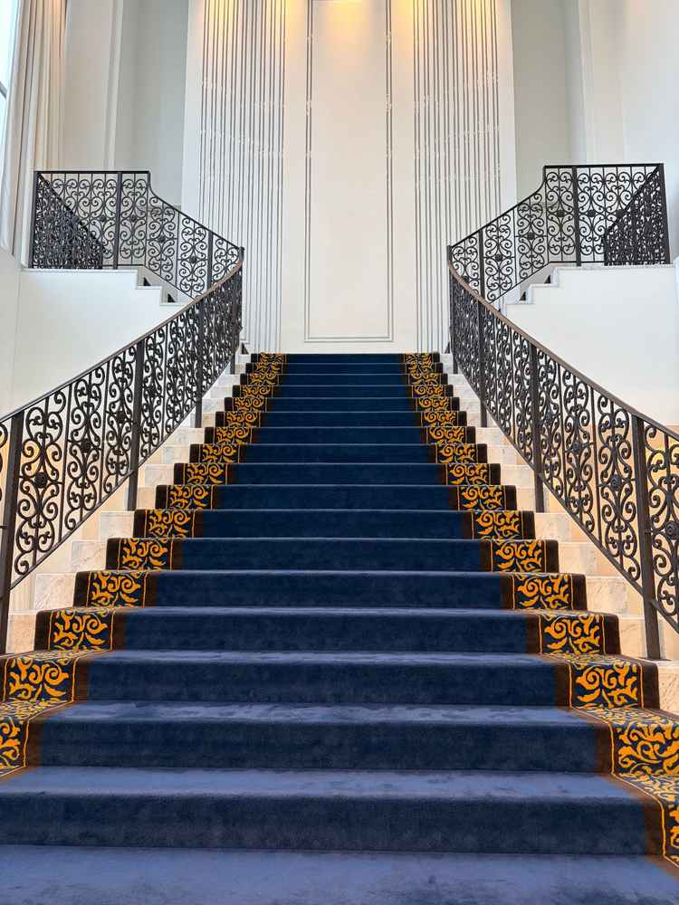 フラワーシャワーが可能な大階段の写真です。ゲストは挙式会場からエレベーターで1階降りてもらう形です。