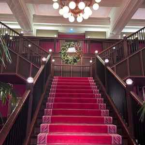 内観(入り口すぐの階段)