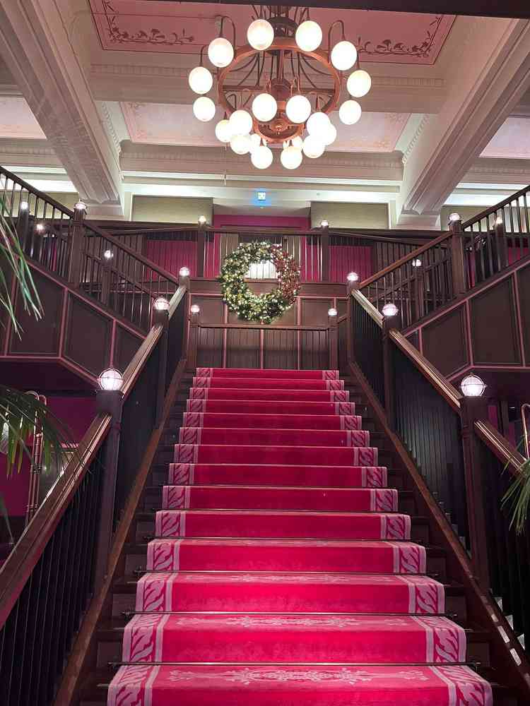 内観(入り口すぐの階段)