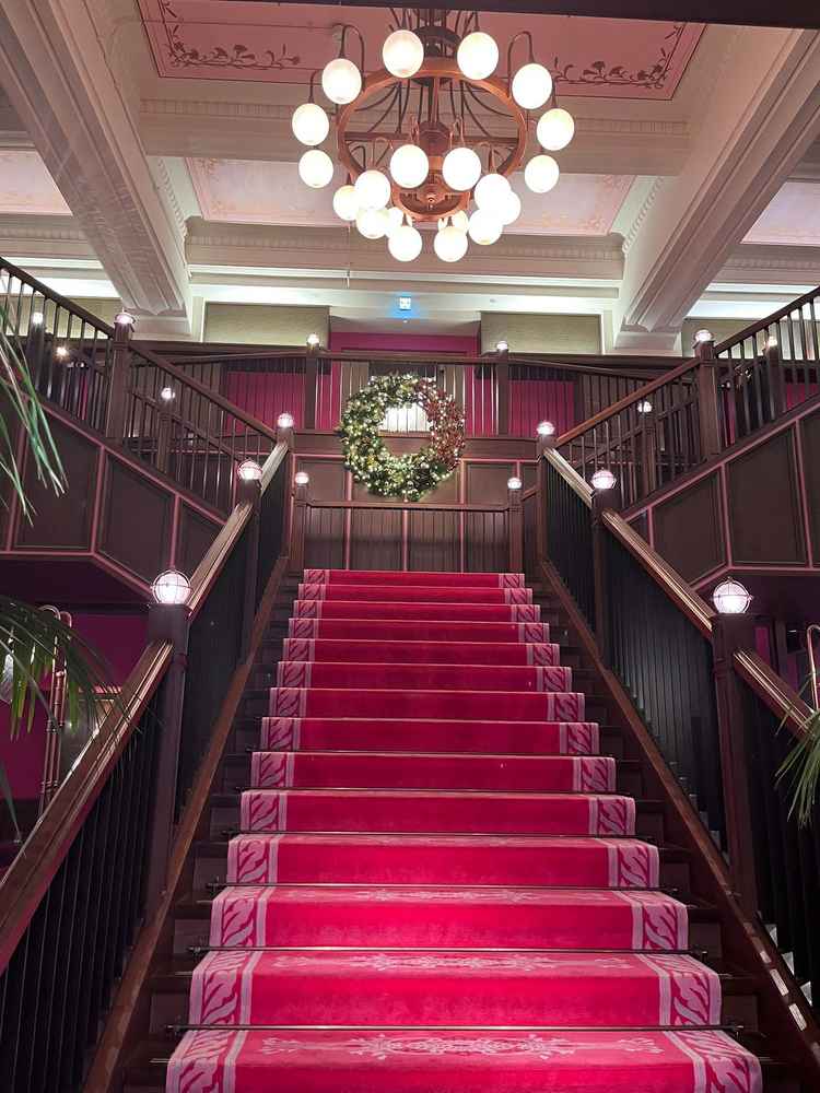 内観(入り口すぐの階段)