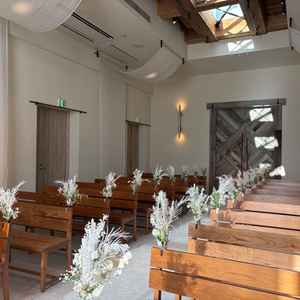 チャペルは、新郎新婦とゲストの入口を分けているとのこと。こだわりが感じられる現代的なチャペルの印象。