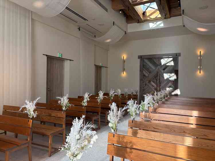 チャペルは、新郎新婦とゲストの入口を分けているとのこと。こだわりが感じられる現代的なチャペルの印象。