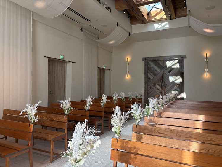チャペルは、新郎新婦とゲストの入口を分けているとのこと。こだわりが感じられる現代的なチャペルの印象。