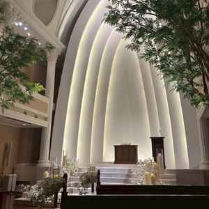 チャペルを来賓席から見た画像。特徴的な白い背景が印象的で、とても魅力的だった。