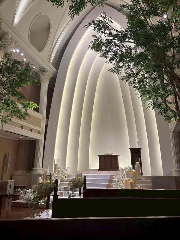 チャペルを来賓席から見た画像。特徴的な白い背景が印象的で、とても魅力的だった。