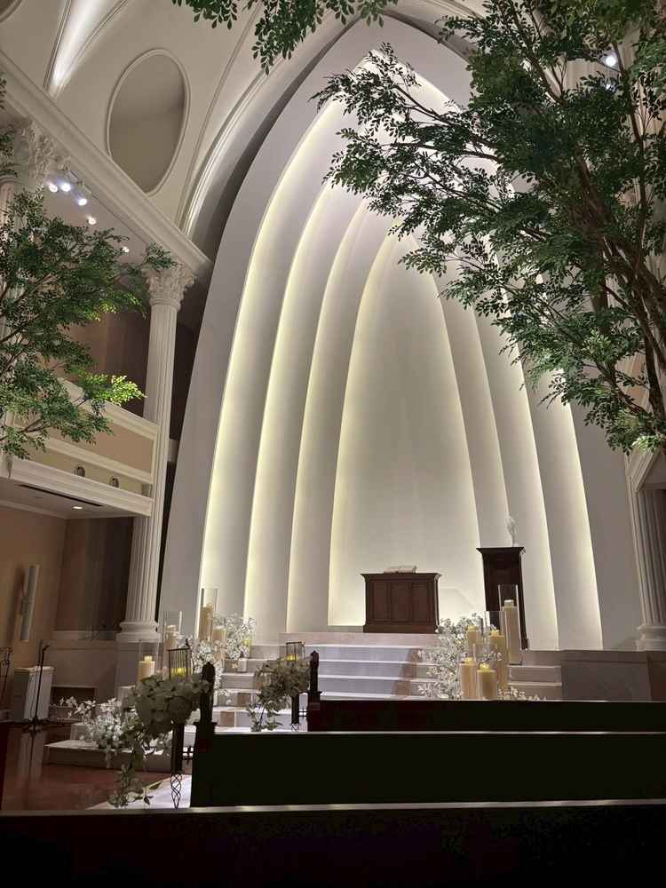 チャペルを来賓席から見た画像。特徴的な白い背景が印象的で、とても魅力的だった。