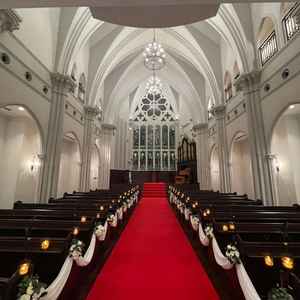 今まで見学した中で1番気に入ったチャペルでした。天井もとても高くスタンドガラスもとても綺麗でした。