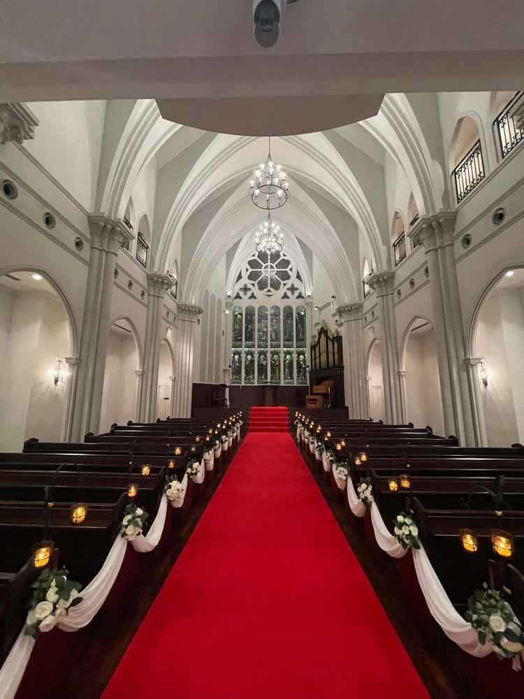 今まで見学した中で1番気に入ったチャペルでした。天井もとても高くスタンドガラスもとても綺麗でした。