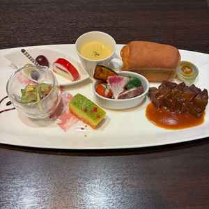 試食時の写真。視覚を楽しませてくれる色合いに加えて、味も美味しく大変満足。