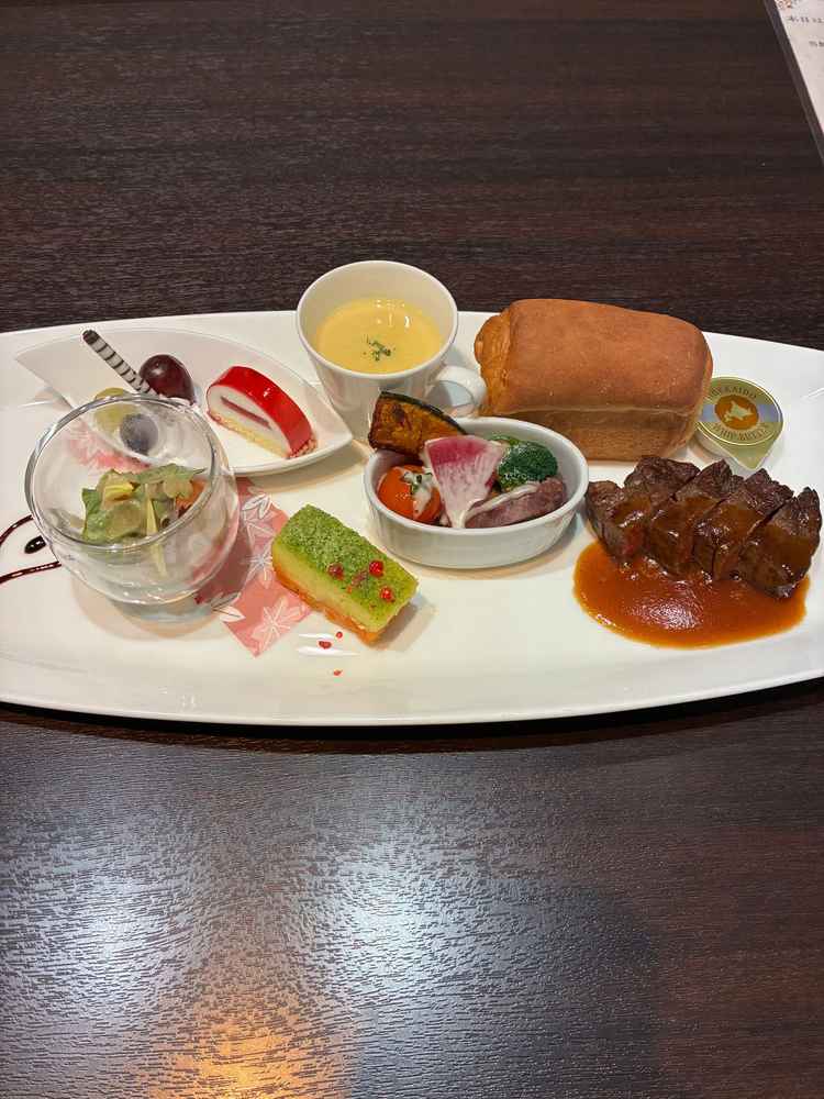 試食時の写真。視覚を楽しませてくれる色合いに加えて、味も美味しく大変満足。