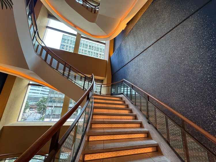 こちらの螺旋階段でとった式当日の写真も見せていただき、とても素敵でした