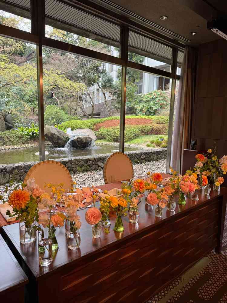 高砂の後ろに庭園が見えます。当日の装花がとても素敵でした。