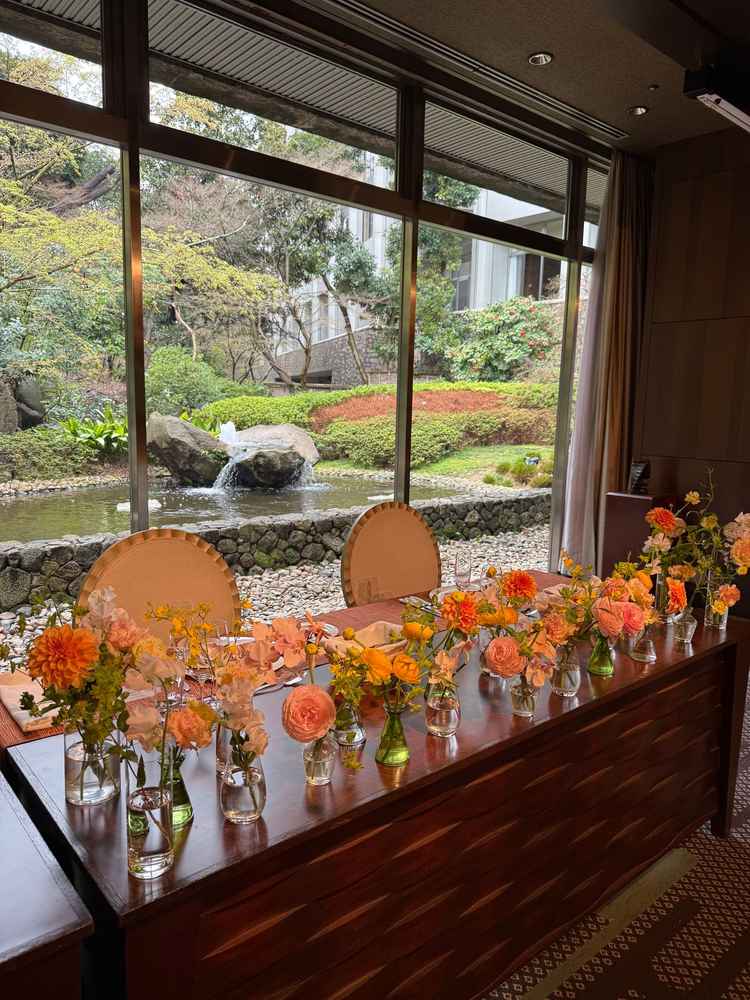高砂の後ろに庭園が見えます。当日の装花がとても素敵でした。