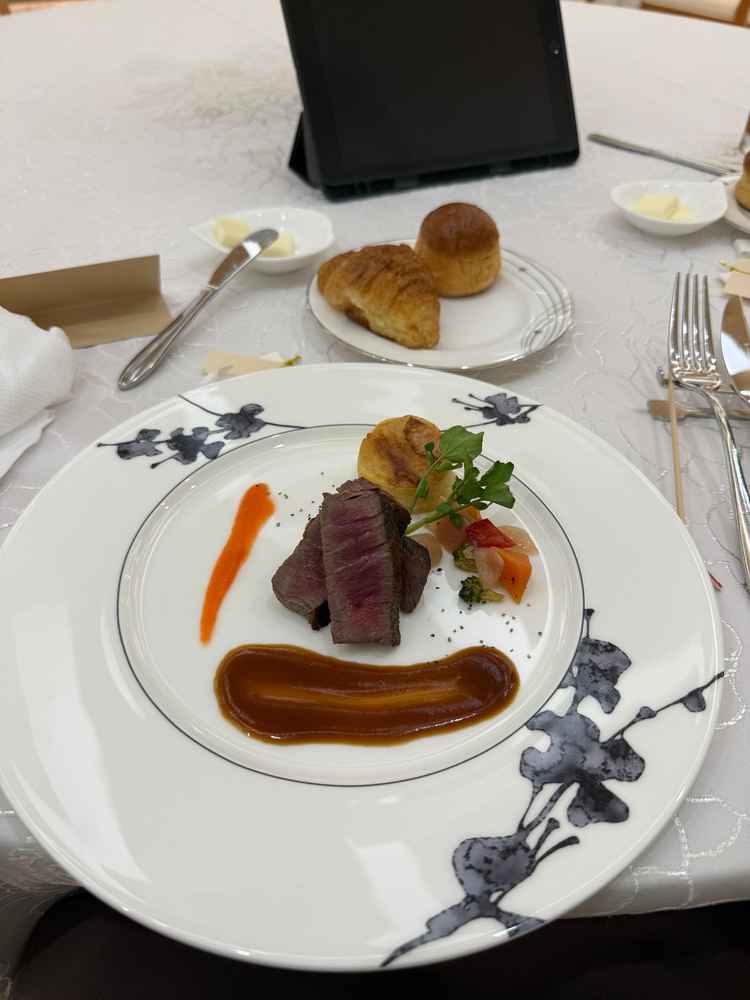 メインのお肉料理です。柔らかくてとても美味しかったです。