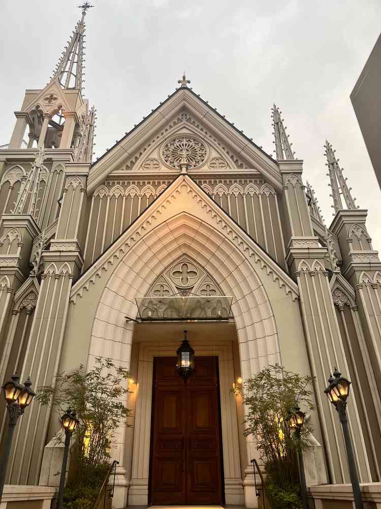 お城のようなチャペルの外観で、ロマンチック