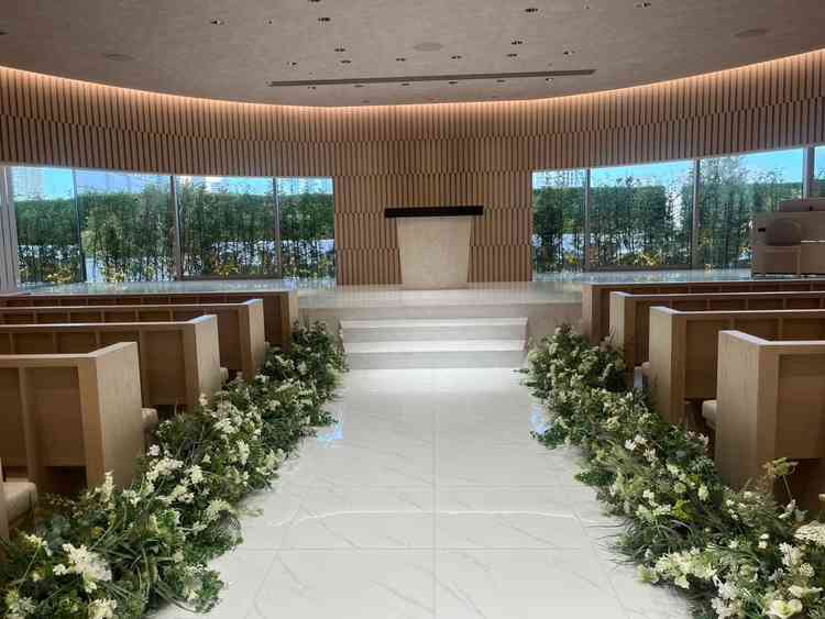 100人以上入る挙式会場では、プロジェクターで動画を流す演出もできます。