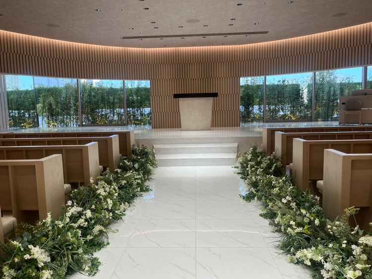 100人以上入る挙式会場では、プロジェクターで動画を流す演出もできます。