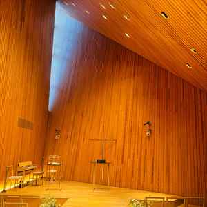 チャペル。おしゃれで檜の香りがする。