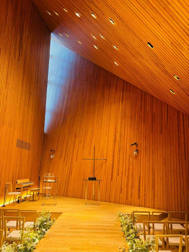 チャペル。おしゃれで檜の香りがする。