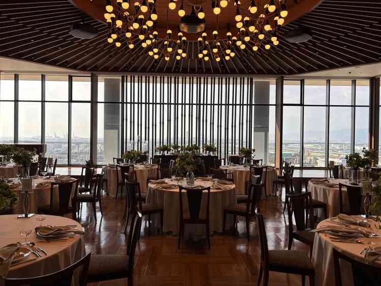 木材をふんだんに使用し温かみを感じる披露宴会場。雰囲気もとってもよかったです。