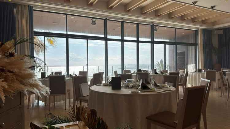 海を見渡せる宴会場。ゆとりある天井高、豊富な照明設備で多様な演出が可能。実際にスモークを焚いていた。