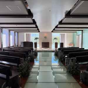 チャペルの写真です。こちらは床がライトアップされる仕様でした。