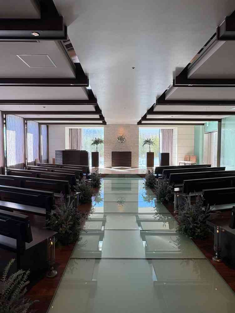 チャペルの写真です。こちらは床がライトアップされる仕様でした。