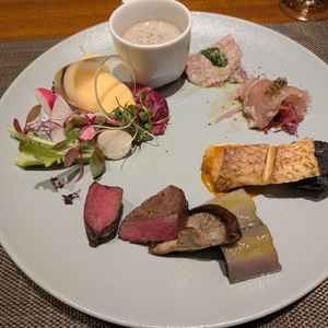 食事。どの食材も凝ってて、一つ一つが美味しくて最高でした。
