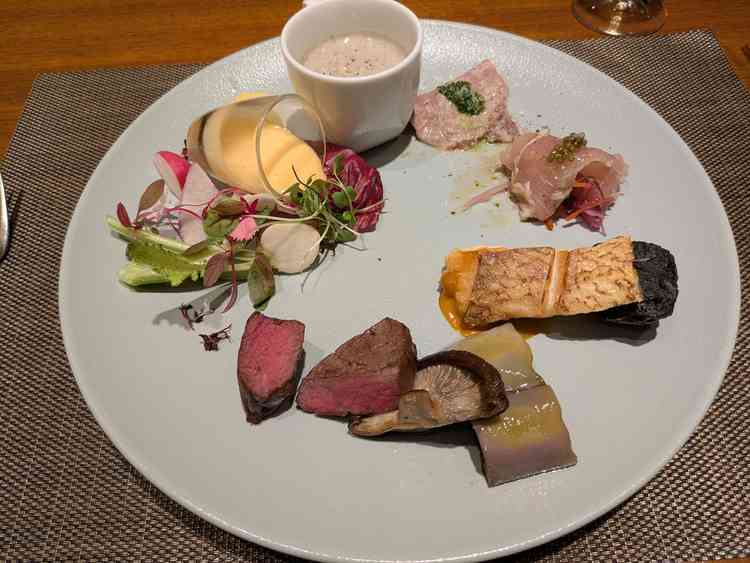 食事。どの食材も凝ってて、一つ一つが美味しくて最高でした。