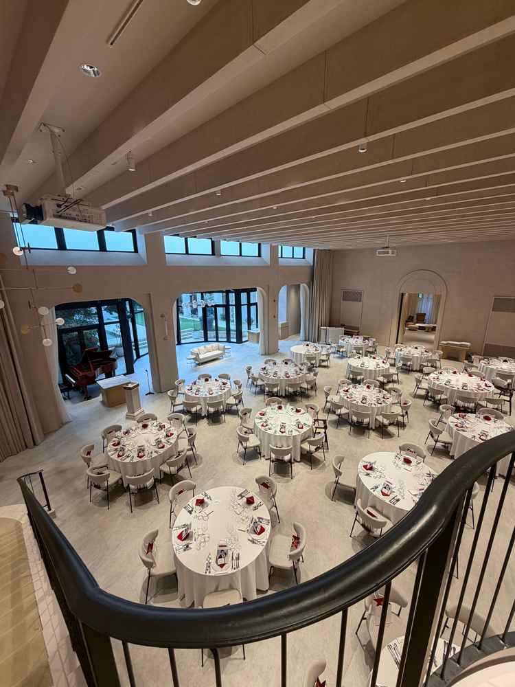 披露宴会場には階段もあります