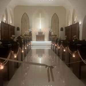 昔からある教会ではないですがアンティークの椅子が使われていたりアイボリー調なので落ち着きがありました