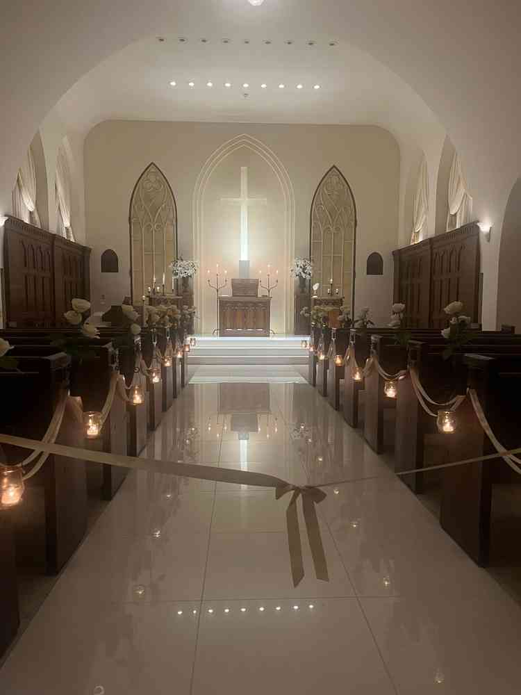 昔からある教会ではないですがアンティークの椅子が使われていたりアイボリー調なので落ち着きがありました