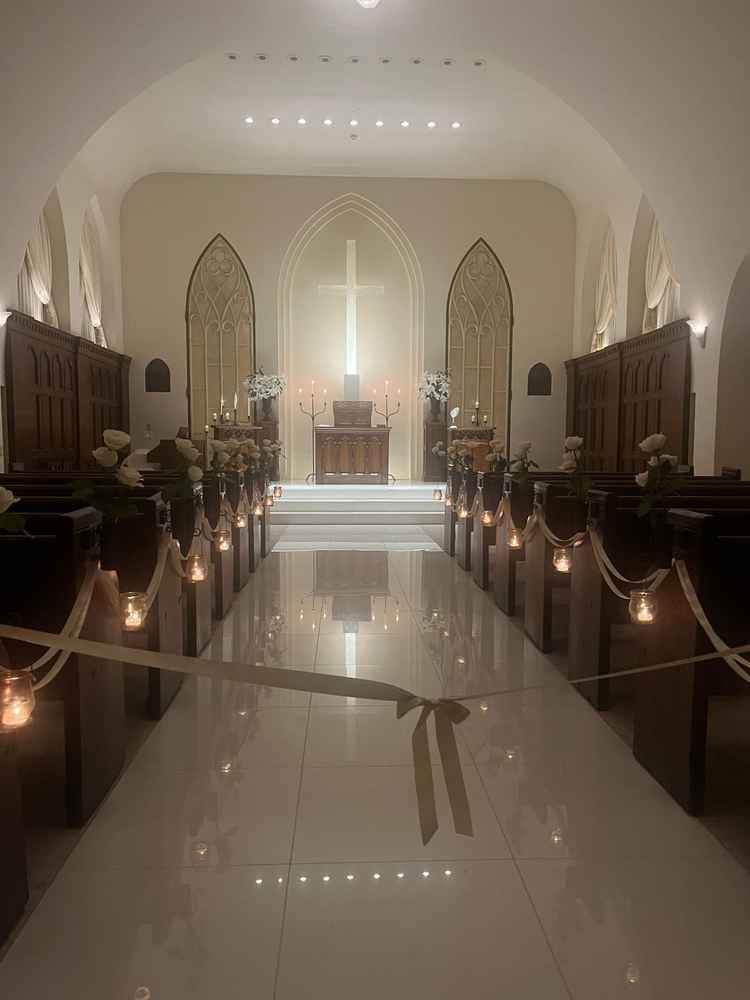 昔からある教会ではないですがアンティークの椅子が使われていたりアイボリー調なので落ち着きがありました