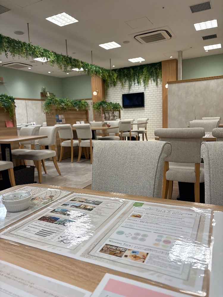 ブライダルフェアの待合室です。私たちの他にも複数名が案内を受けていました