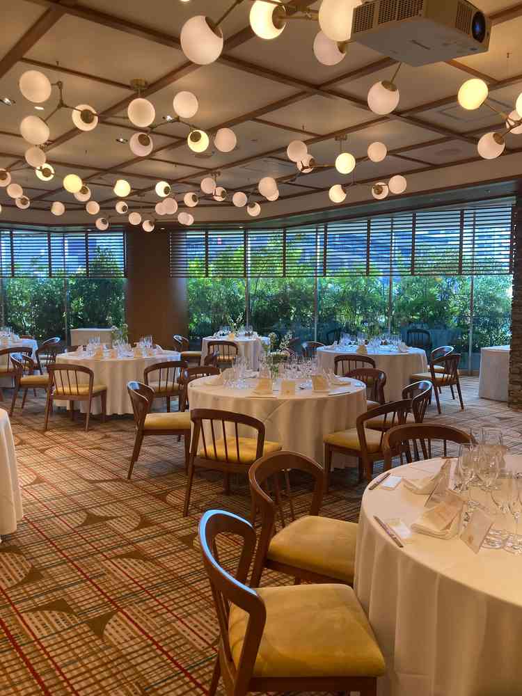 みどりに囲まれ開放感のある、披露宴会場でした。