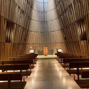 本物の木でできたチャペルは本当に圧巻！天井も高くドレスも映えそうでした！