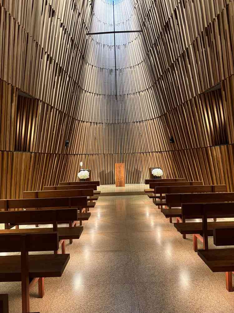 本物の木でできたチャペルは本当に圧巻！天井も高くドレスも映えそうでした！