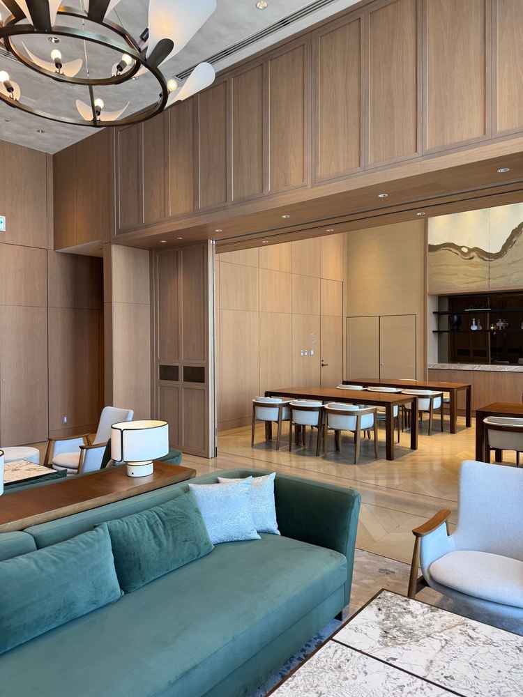 挙式から披露宴までの間のラウンジ歓談スペース