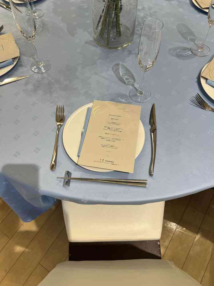 披露宴会場のゲスト席、結構キツキツたなといった印象