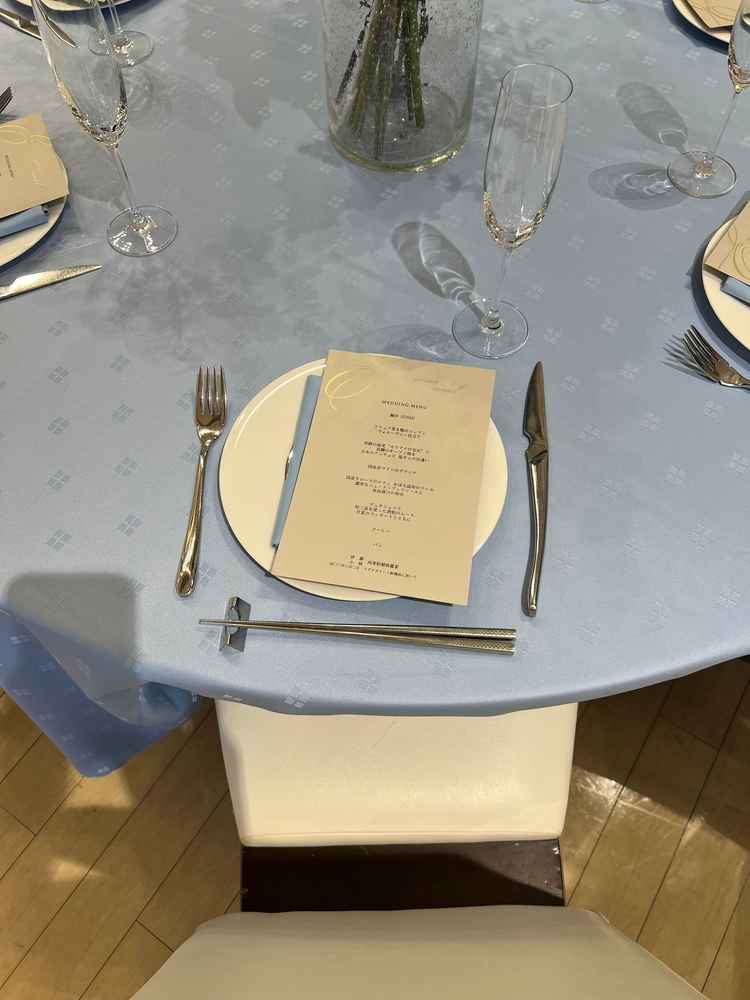 披露宴会場のゲスト席、結構キツキツたなといった印象