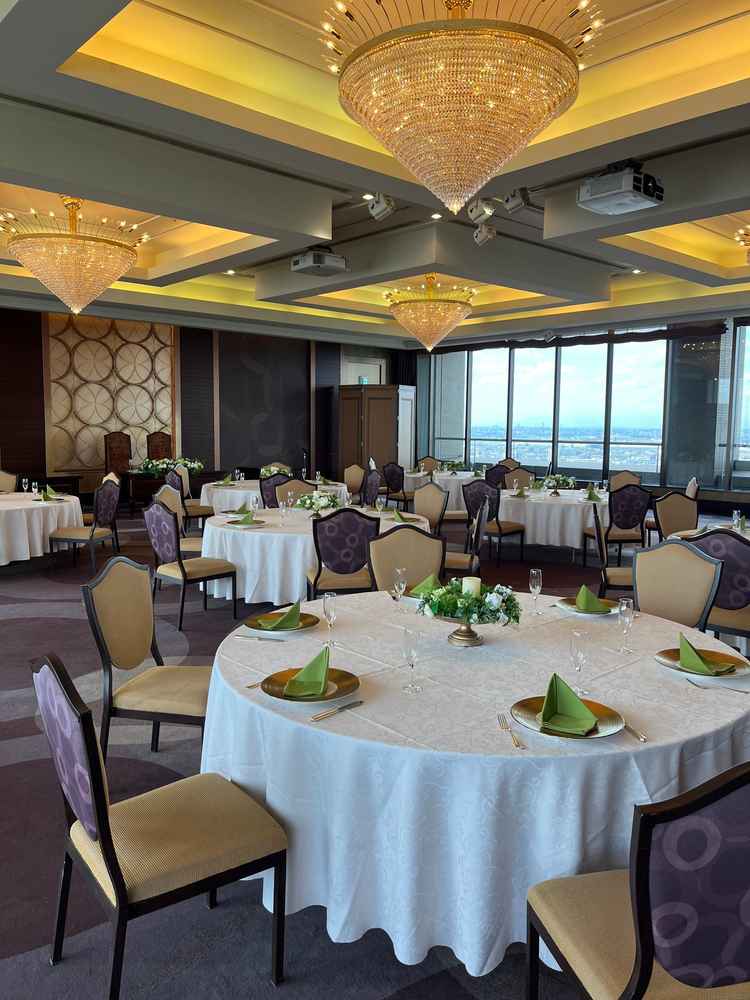 21階にたたずむ、窓が開放的な披露宴会場。カーテンの開閉が可能だそう。