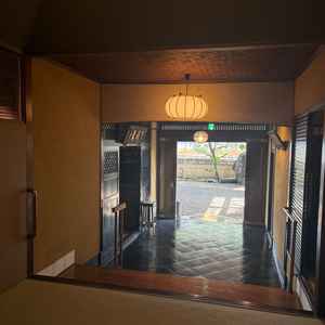 玄関は十分な広さがあり、手すりもあるので足の不自由な方も安心かなと思います。