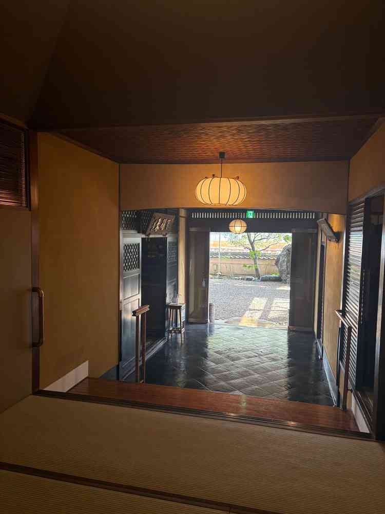 玄関は十分な広さがあり、手すりもあるので足の不自由な方も安心かなと思います。