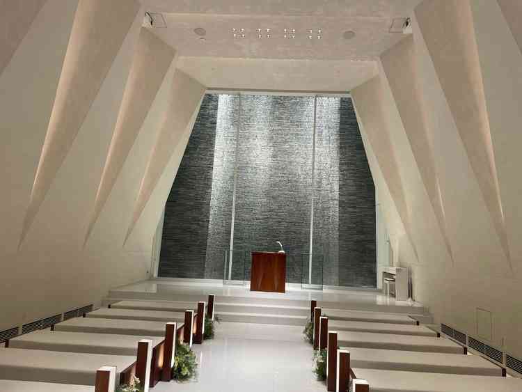 チャペル。天井高の開放感があった。木目ではないものの雰囲気はとても素敵でライティングも暗くできる。