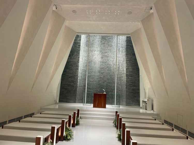 チャペル。天井高の開放感があった。木目ではないものの雰囲気はとても素敵でライティングも暗くできる。