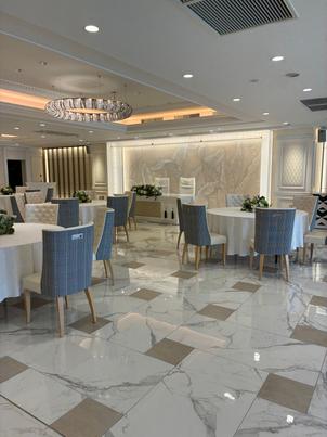 白基調の披露宴会場。すごく好み。