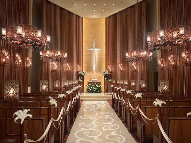 ブラウン基調なチャペルの造りであり、白いドレスが映える。とても落ち着いた印象で、花の香りもする。